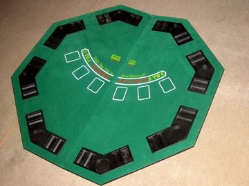O tampo da mesa de dobramento relativo à promoção do pôquer fácil leva as tampas que de tabela do pôquer as partes superiores com levam o saco